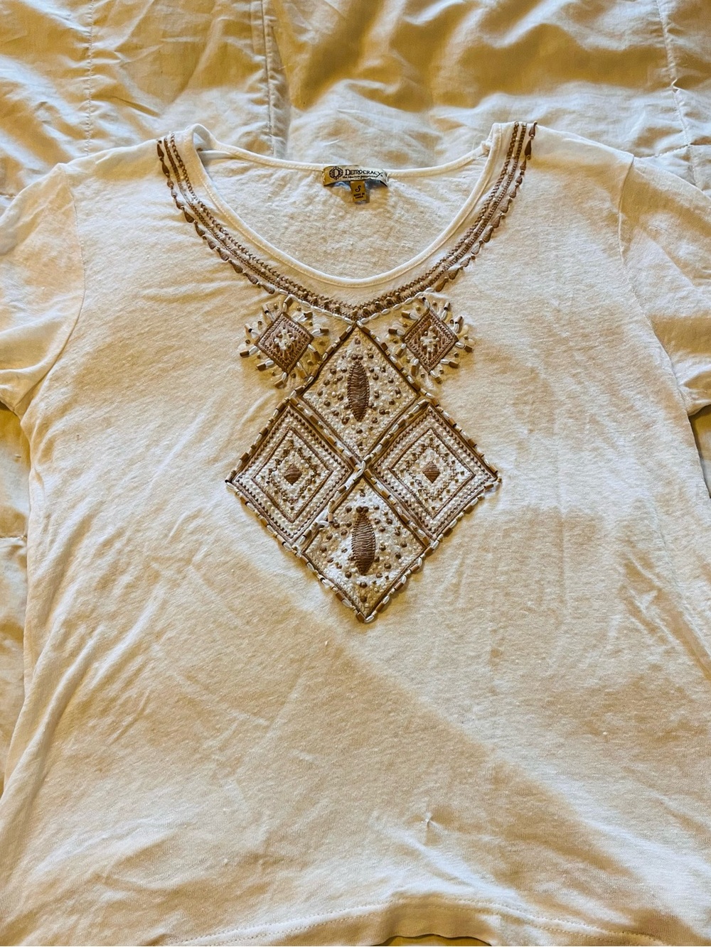 Democracy Cream Pure Linen V‑Neck Embroidered Tee